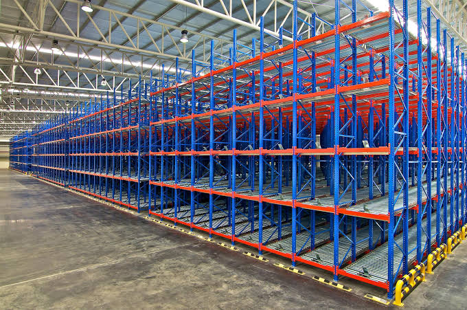 Sistema de estanterías metálicas industriales para almacenes
