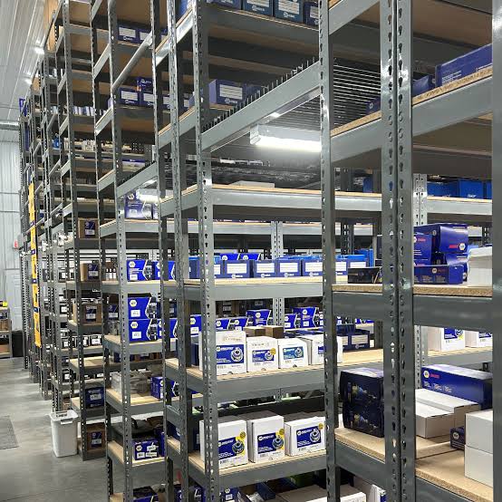 Estanterías metálicas para organizar productos y mercadería