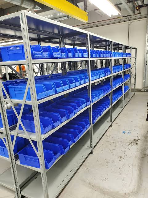 Estanterías metálicas con gavetas para almacenamiento en Lima